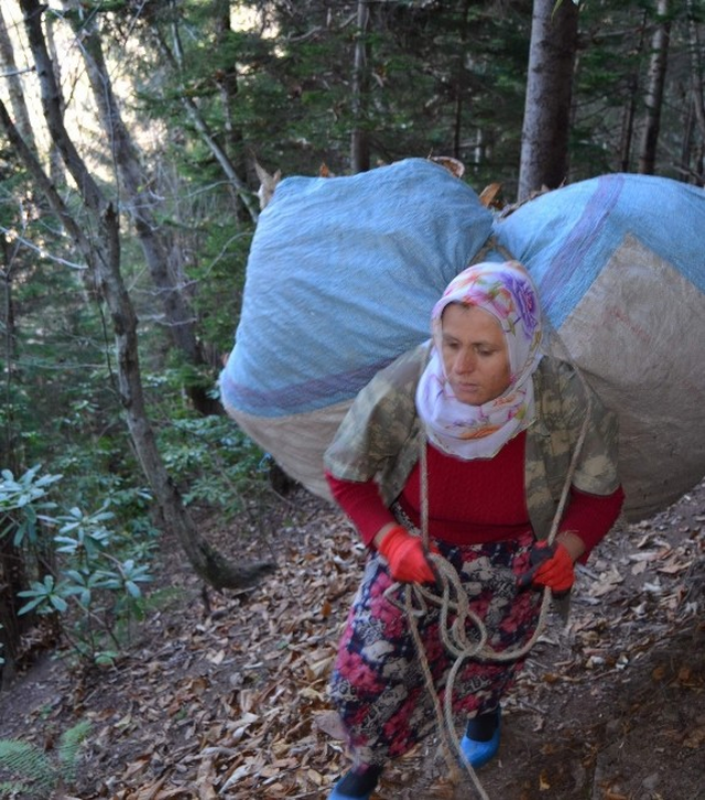 Karadeniz Kadını Zor Yükün Altına Giriyor