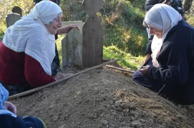 Dünyaya Aynı Anda Gözlerini Açmışlardı! Üçüz Nineler İkiz Kaldı