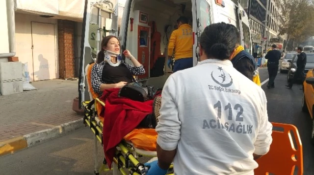 Beyoğlu'nda 3 Araç Birbirine Girdi, Hamile Kadın ve Eşi Yaralandı