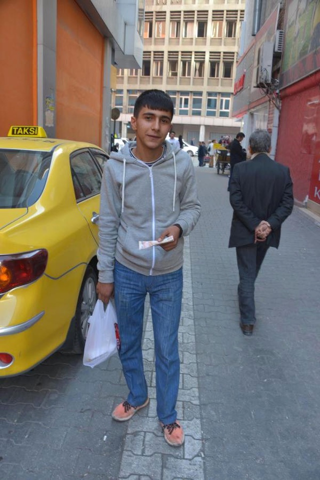 Döner Götüren Paketçi, Sahte Parayla Dolandırıldı