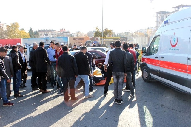 İki Genç Kız Otomobilin Altında 50 Metre Sürüklendi