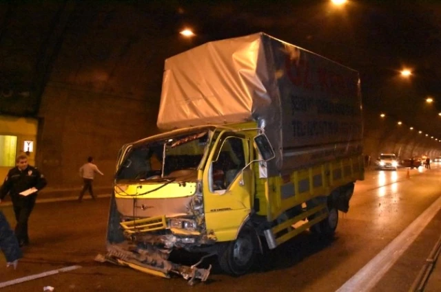 Tünelde Zincirleme Trafik Kazası; 2'si Ağır 5 Yaralı