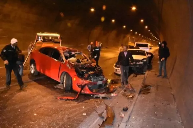 Tünelde Zincirleme Trafik Kazası; 2'si Ağır 5 Yaralı