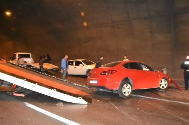 Tünelde Zincirleme Trafik Kazası; 2'si Ağır 5 Yaralı