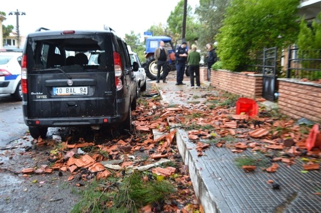 Ayvalık'ta Hortum Ağaçları Devirdi, Çatıları Uçurdu