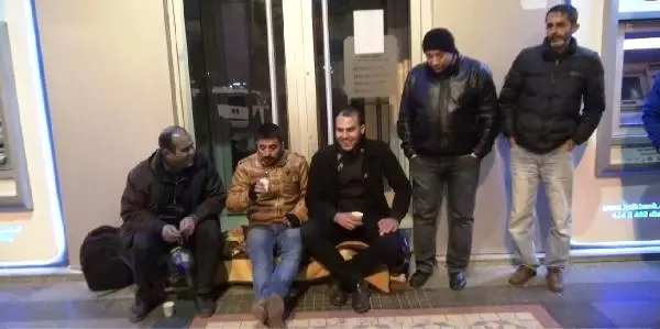 Dondurucu Soğuğa Rağmen 48 Saattir TOKİ Kuyruğunda Bekliyorlar