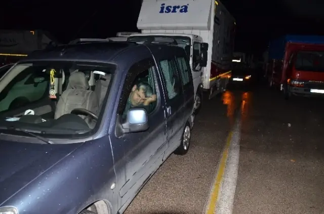 Bursalı Pazarcılar, Tezgahları İçin Otobanı Trafiğe Kapattı Bursa Kilitlendi