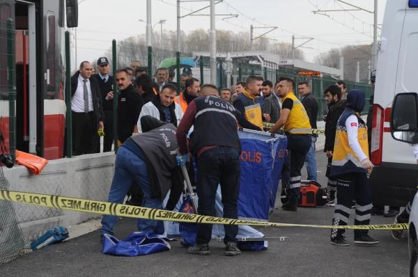 73 Yaşındaki Adam Tramvayın Altında Kalarak Hayatını Kaybetti