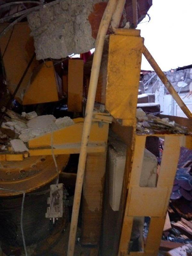 Üzerine Vinç Devrildi Okulun Çatısı Yıkıldı, Su Bastı