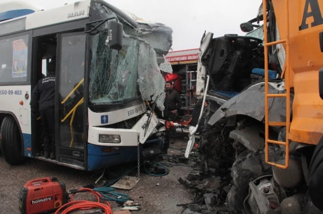 Başkentte Hafriyat Kamyonu İle Otobüs Çarpıştı: 11 Yaralı
