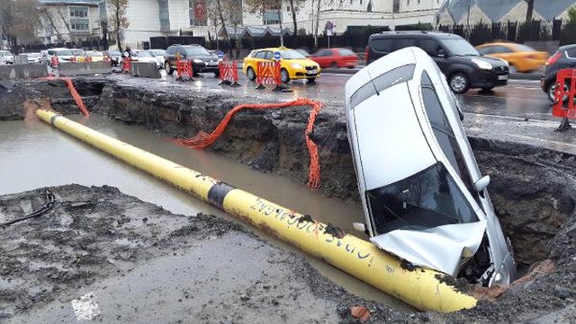 İSKİ Çukuruna Düştü; Doğalgaz Ana Borusuna Çarptı
