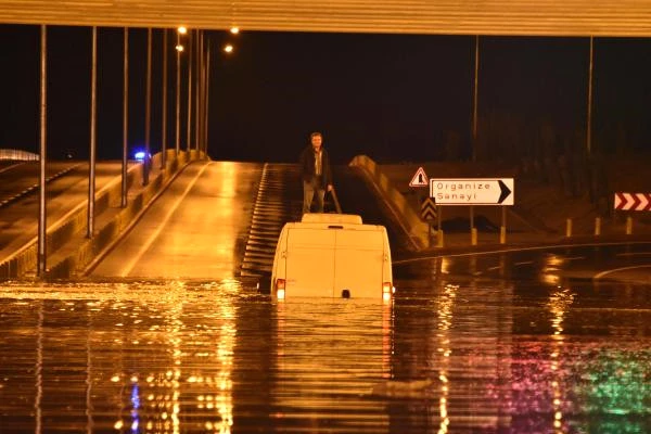 Su Dolan Alt Geçitte Araç Üstünde 2.5 Saat Kurtarılmayı Bekledi