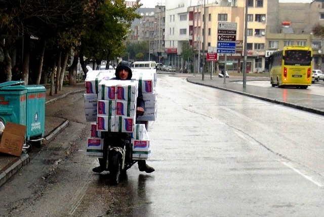 Suriyeli Genç 40 Koli Makarnayı Motosikletle Böyle Taşıdı