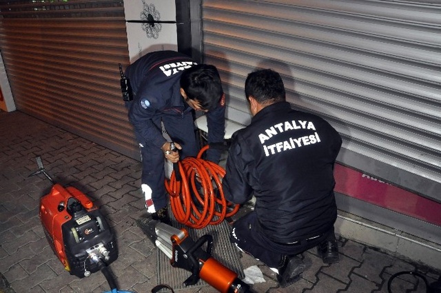 Birahanede Mahsur Kalan 3 Arkadaşın Yardımına İtfaiye Yetişti
