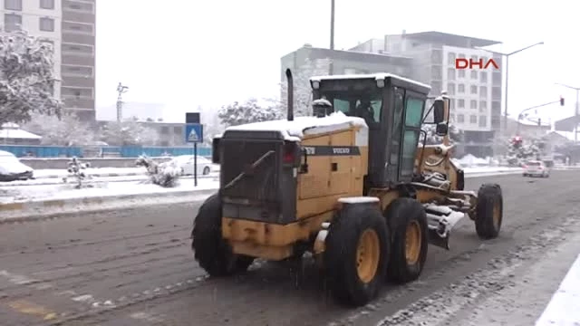 Doğuda 10 Santime Ulaşan Kar Hayatı Felç Etti