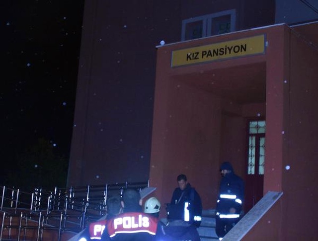 Kız Öğrenci Pansiyonunda Yangın Çıktı, 2 Öğrenci Dumandan Etkilendi