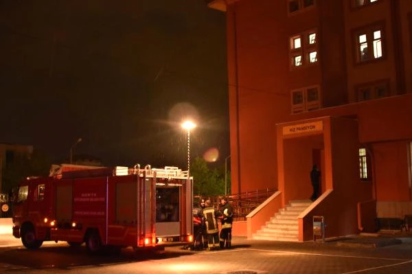 Kız Öğrenci Pansiyonunda Yangın Çıktı, 2 Öğrenci Dumandan Etkilendi