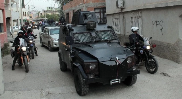Polis Adana'da PKK Yandaşlarının Kaldığı Mahalleye Daldı