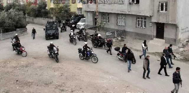 Polis Adana'da PKK Yandaşlarının Kaldığı Mahalleye Daldı