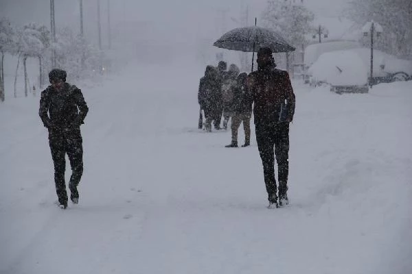 Başkale'de Kar Esareti! Okullar Tatil