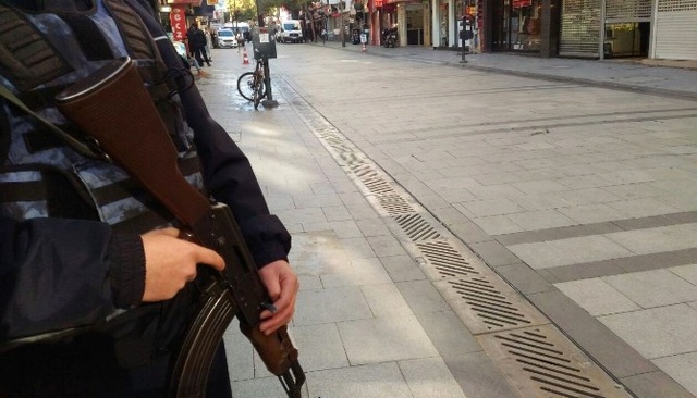İzmir'de Bomba Paniği! 20 Bina Boşaltıldı