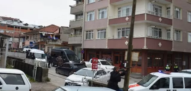 Şizofreni Hastası Şahıs Sağlık Ekipleriyle Eve Gelen Polisi Vurdu