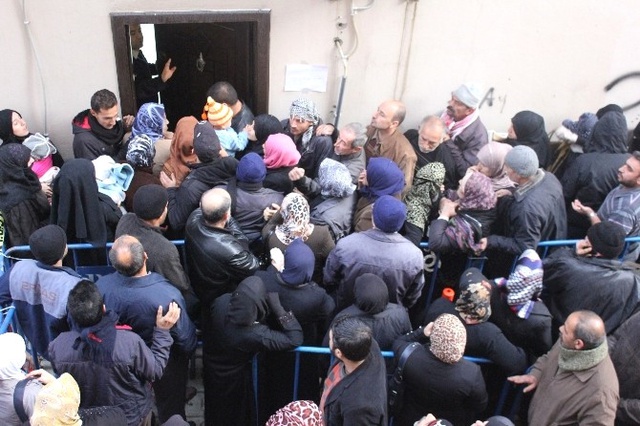 Yardımı Duyan Suriyeliler Nüfus Müdürlüğüne Akın Etti