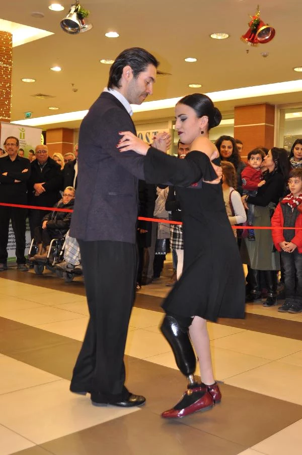 İki Bacağı Protez Olan Genç Kadın Tango Performansıyla Alkışları Topladı