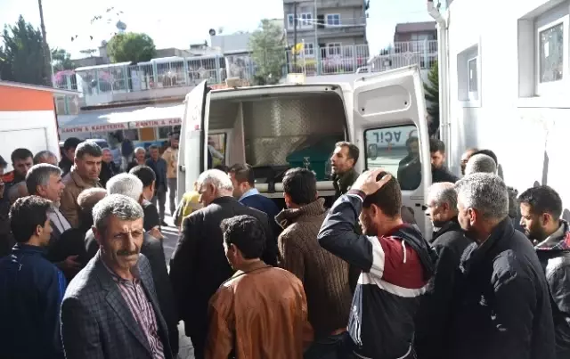 Tarsus'ta 2 Kardeş Çıkan Yangından Zehirlenerek Öldü