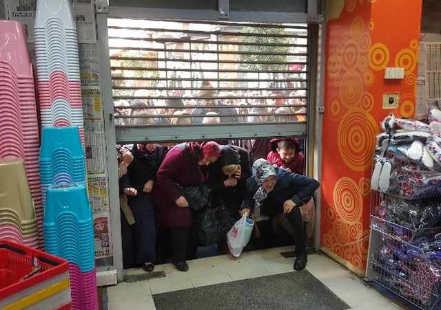 Yaşlı Kadının Mağaza Açılışı Sırasında Emekli Maaşını Çaldılar