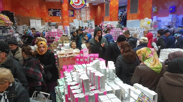 Yaşlı Kadının Mağaza Açılışı Sırasında Emekli Maaşını Çaldılar