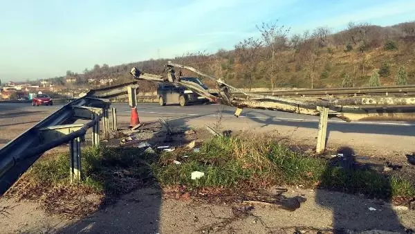 Bariyerler, Minibüse Ok Gibi Saplandı: 1 Ölü, 1 Yaralı