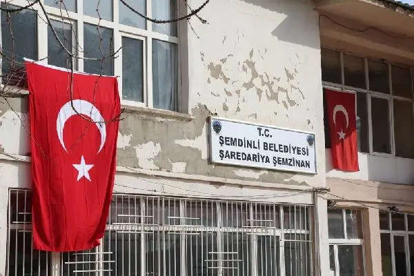 Operasyon Yapılan Şemdinli Belediyesinin Kapısına Zincir Vuruldu