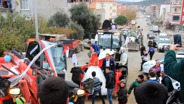 Balıkesir'de Damat, Gelini Almaya Kepçeyle Gitti!