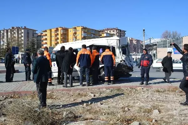 Niğde'de Tren, Minibüse Çarptı: 6'sı Çocuk 14 Yaralı