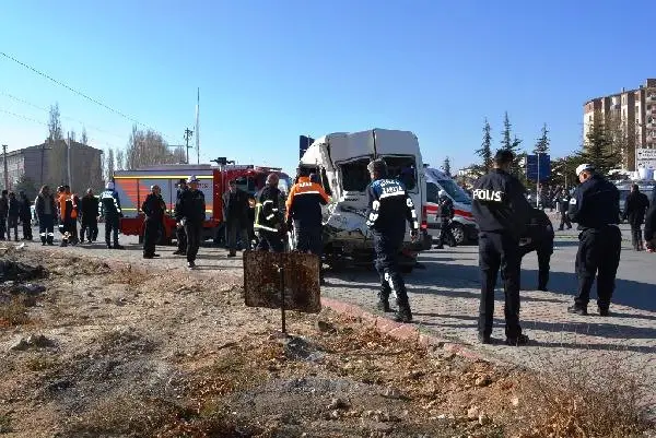 Niğde'de Tren, Minibüse Çarptı: 6'sı Çocuk 14 Yaralı