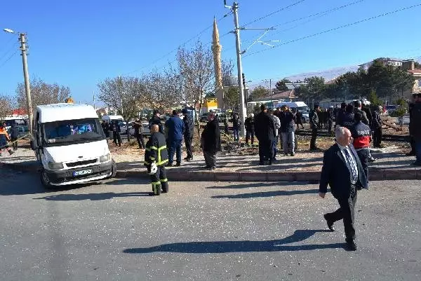 Niğde'de Tren, Minibüse Çarptı: 6'sı Çocuk 14 Yaralı