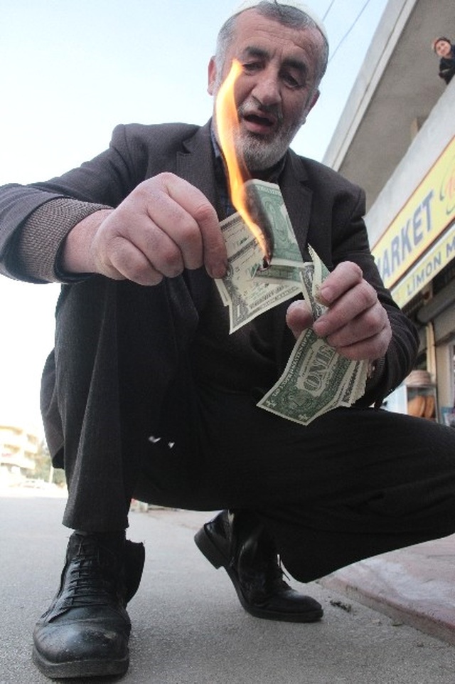Sokak Ortasında Bir Deste Dolar Yaktı
