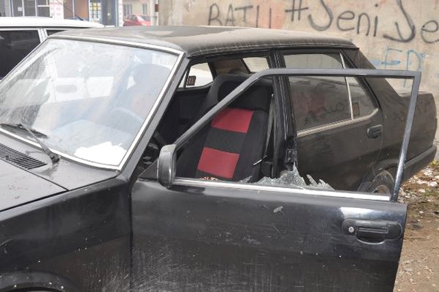 3 Aracın Teybini Çaldılar, 1 Aracı İp Bağlayıp Götürmeye Kalkıştılar