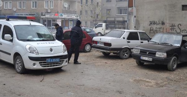 3 Aracın Teybini Çaldılar, 1 Aracı İp Bağlayıp Götürmeye Kalkıştılar