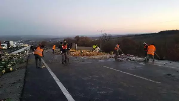 Buz Tutan Yolda 2 TIR Çarpıştı: 1 Ölü, 1 Yaralı