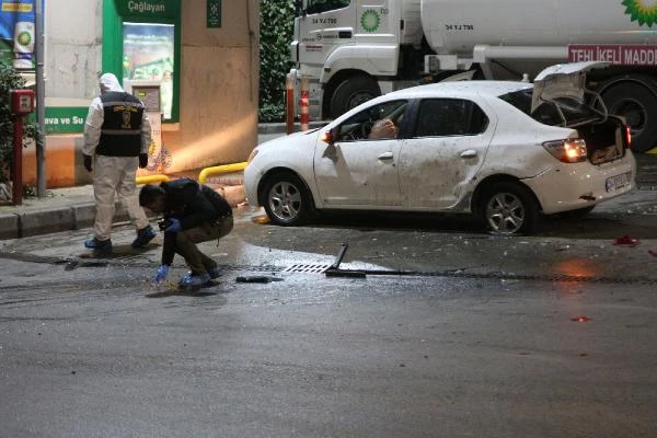 İstanbul'da Korku Dolu Gece! Benzinlikteki Araca Patlayıcı Atıldı
