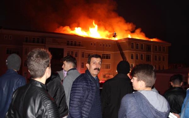 İmam Hatip Lisesi'nin Çatısında Yangın Çıktı!