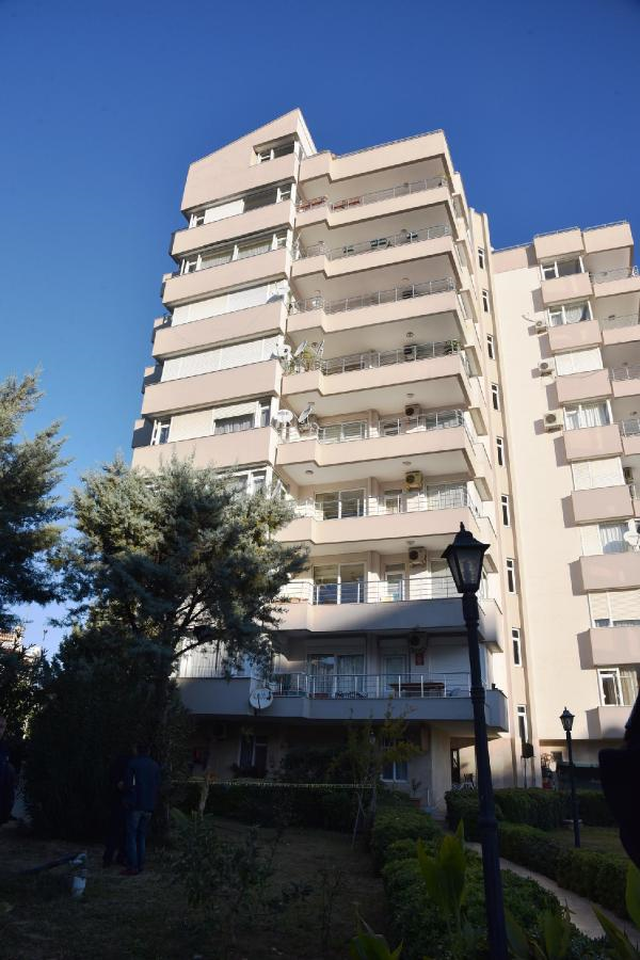 İş Adamı 6'ncı Kattan Ölüme Atladı, Eşi Gözyaşı Döktü