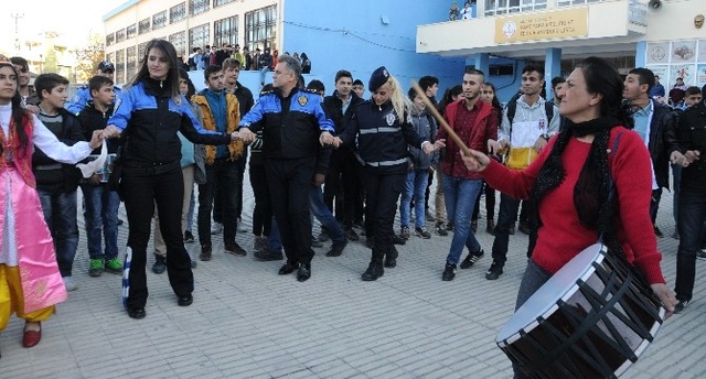 Kadın Davulcu Çaldı, Polis ve Öğrenciler Halay Çekti