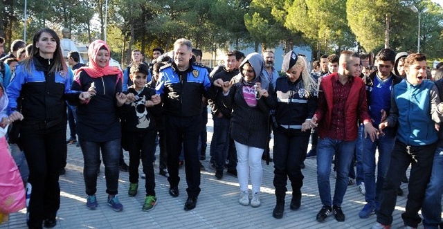 Kadın Davulcu Çaldı, Polis ve Öğrenciler Halay Çekti