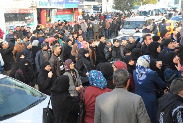 Suriyelilerin Adres Bildirimi İzdihamında Polisten Coplu Müdahale