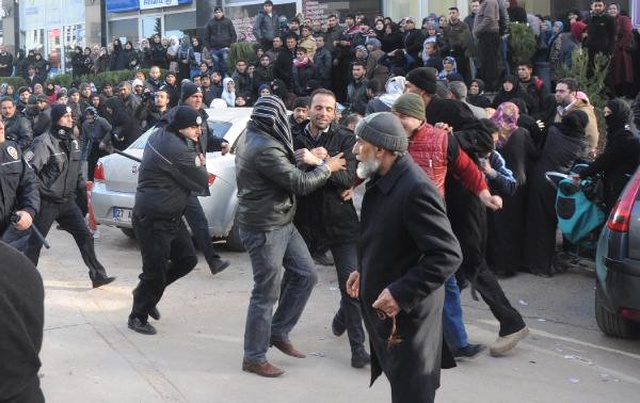Suriyelilerin Adres Bildirimi İzdihamında Polisten Coplu Müdahale