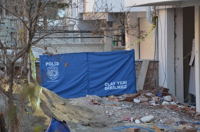 Temizlik Yapan Kadın 4. Kattan Düşerek Can Verdi