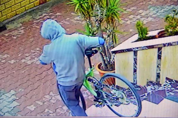 Bisiklet Hırsızı Elindeki Dövmeden Teşhis Edilip Tutuklandı